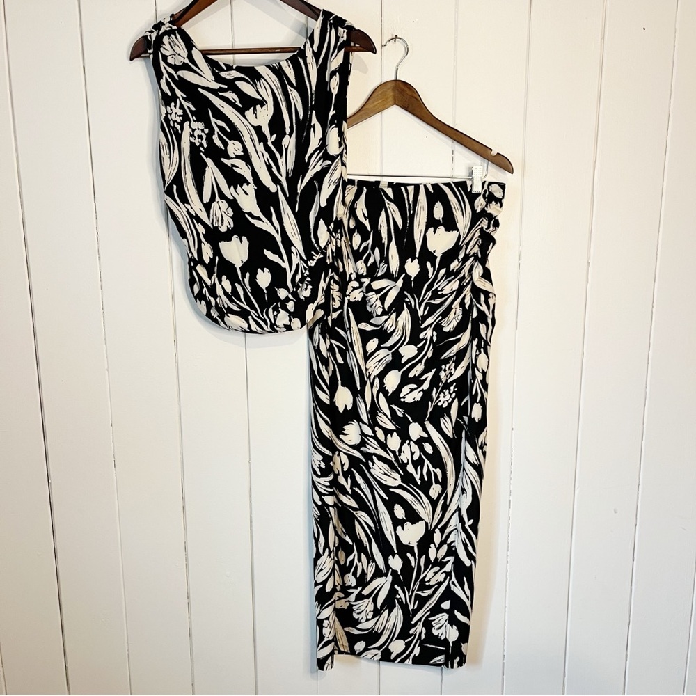 Suzy Shier Black and White Floral Top and Skirt Set. Size Medium. NWT.